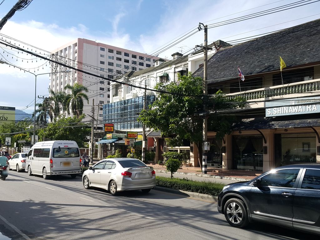 ภาพถนนตรงที่ Calanthe Café ตั้งอยู่ ถ่ายโดย jrcarlsen พ.ศ. 2558 (2015) · A street-level view of where Calanthe Café stands, by jrcarlsen in 2558 (2015)