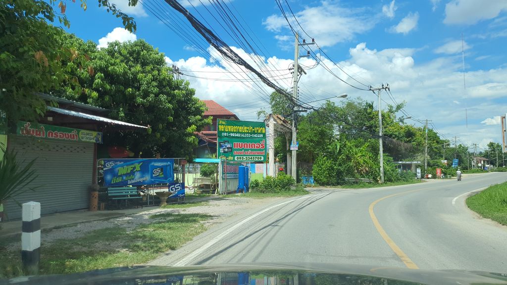 ภาพถนนตรงที่ Moo 5 Cafe ตั้งอยู่ ถ่ายโดย jrcarlsen พ.ศ. 2564 (2021) · A street-level view of where Moo 5 Cafe stands, by jrcarlsen in 2564 (2021)
