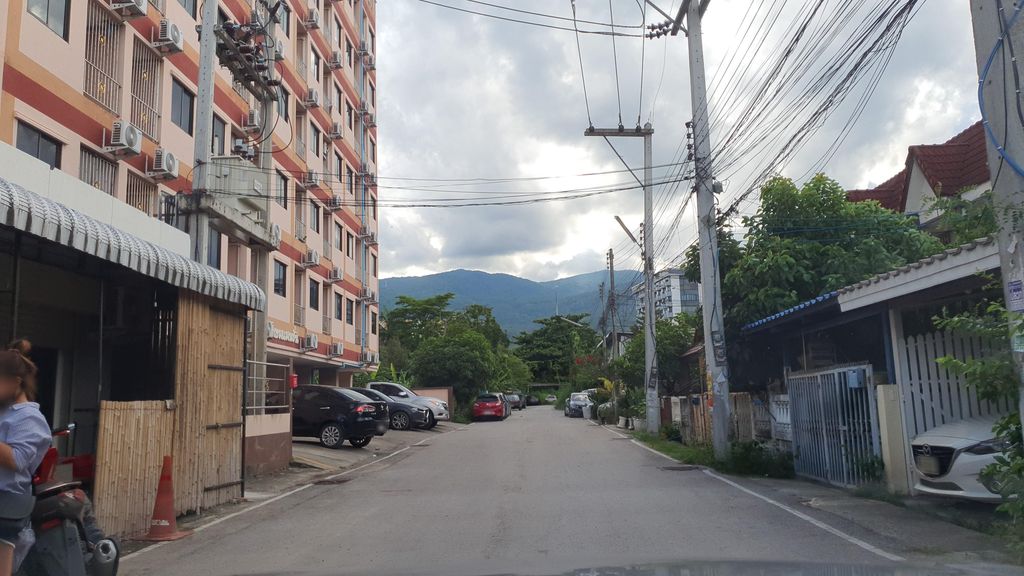 ภาพถนนตรงที่ ตำติดแซ่บ ตั้งอยู่ ถ่ายโดย jrcarlsen พ.ศ. 2565 (2022) · A street-level view of where ตำติดแซ่บ · Tamtitsaep stands, by jrcarlsen in 2565 (2022)