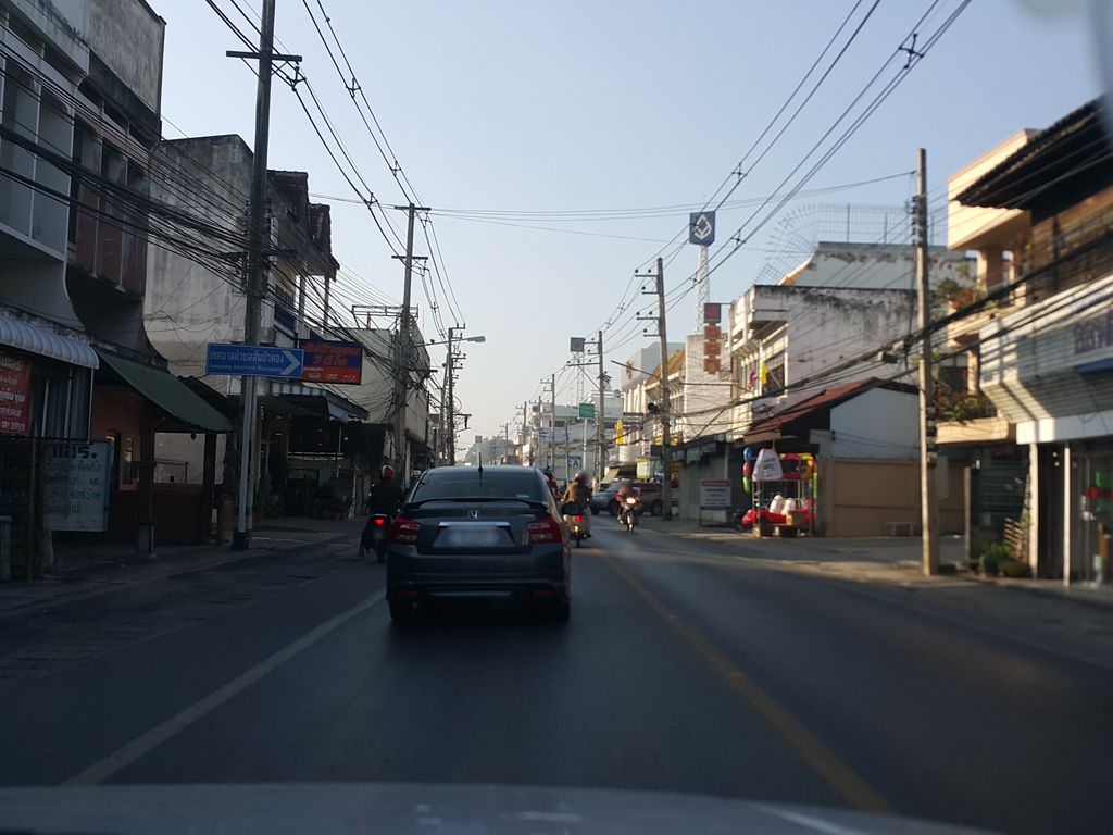 ภาพถนนตรงที่ ก๋วยเตี๋ยวเรือหนองแสงป้าเอียด-นครพนม สาขาสันป่าตองเชียงใหม่ ตั้งอยู่ ถ่ายโดย jrcarlsen พ.ศ. 2558 (2015) · A street-level view of where ก๋วยเตี๋ยวเรือหนองแสงป้าเอียด-นครพนม สาขาสันป่าตองเชียงใหม่ · Kuai Tiaoruea Nong Saeng Pa Iat-Nakhon Phanom Sakha San Pa Tong Chiang Mai stands, by jrcarlsen in 2558 (2015)