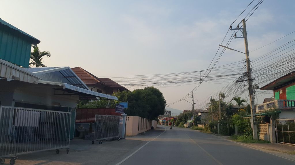 ภาพถนนตรงที่ บะหมี่ข้างวัด ตั้งอยู่ ถ่ายโดย jrcarlsen พ.ศ. 2565 (2022) · A street-level view of where บะหมี่ข้างวัด · Bami Khangwat stands, by jrcarlsen in 2565 (2022)