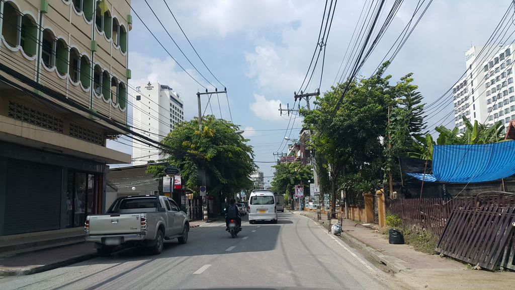 ภาพถนนตรงที่ Royal Orchid Collection ตั้งอยู่ ถ่ายโดย jrcarlsen พ.ศ. 2559 (2016) · A street-level view of where Royal Orchid Collection stands, by jrcarlsen in 2559 (2016)
