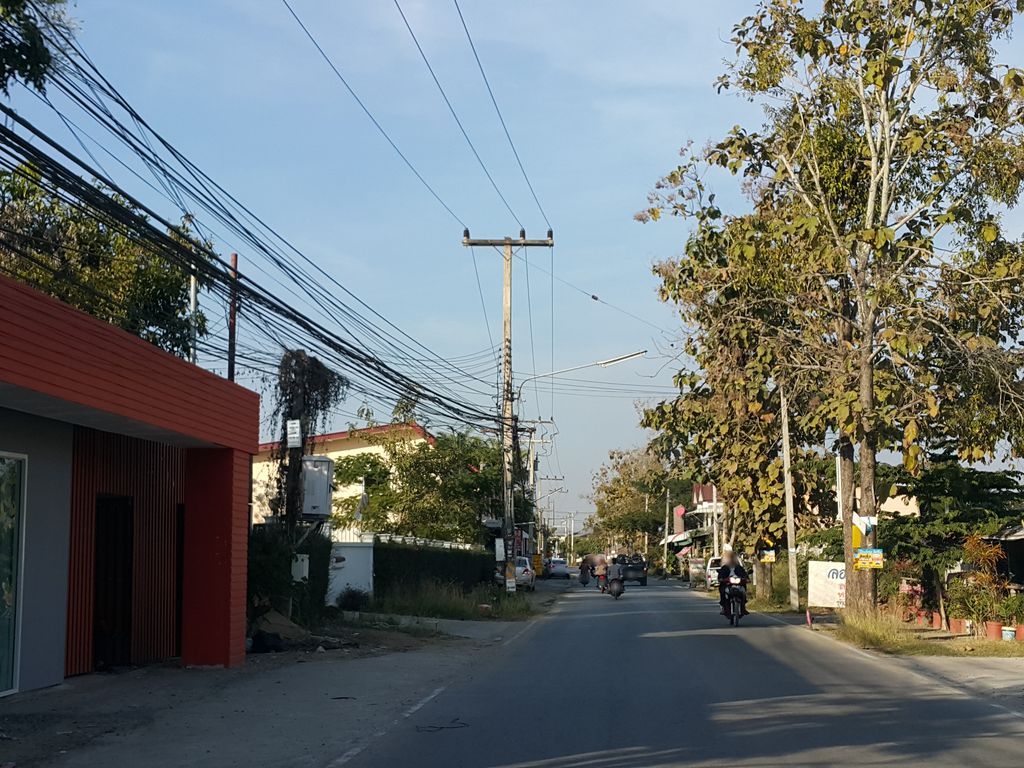 ภาพถนนตรงที่ เมาเนื้อ ตั้งอยู่ ถ่ายโดย jrcarlsen พ.ศ. 2559 (2016) · A street-level view of where เมาเนื้อ · Maonuea stands, by jrcarlsen in 2559 (2016)