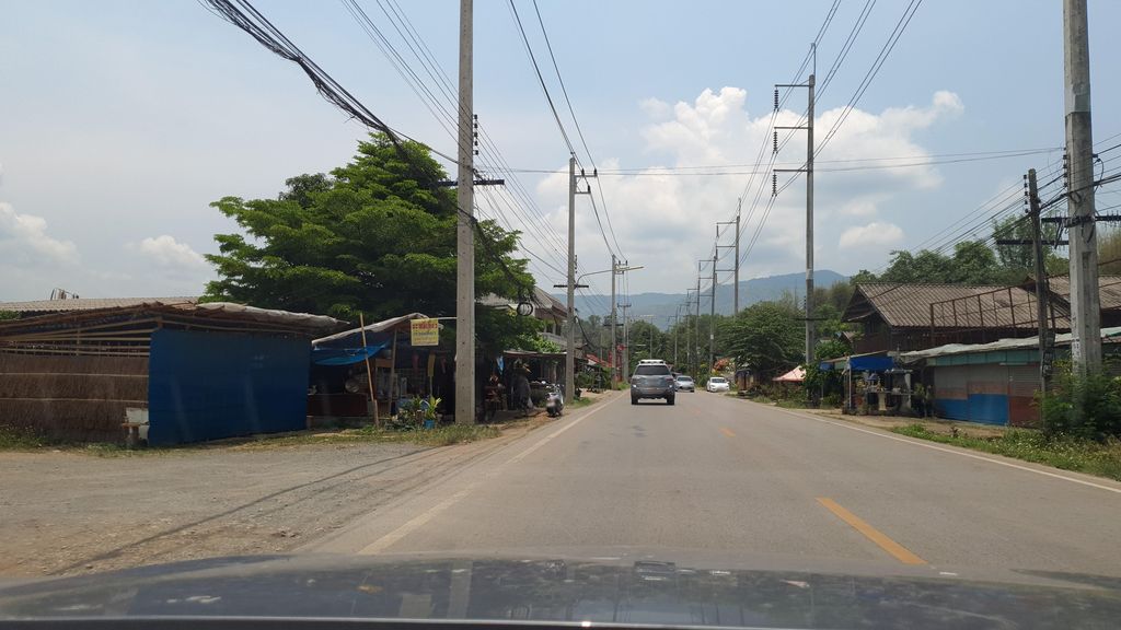 ภาพถนนตรงที่ บ้านต้นงุ้น ตั้งอยู่ ถ่ายโดย jrcarlsen พ.ศ. 2565 (2022) · A street-level view of where บ้านต้นงุ้น · Ban Ton Ngun stands, by jrcarlsen in 2565 (2022)