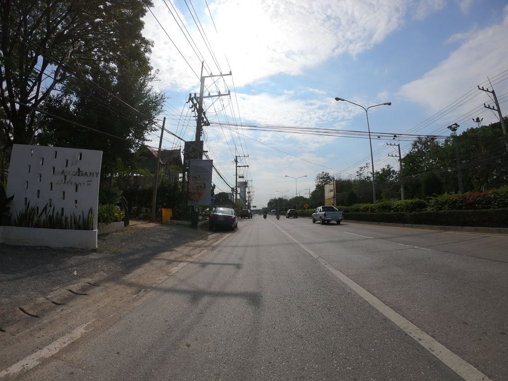ภาพถนนตรงที่ Minimal coffee chotana ตั้งอยู่ ถ่ายโดย chanuwath_grab พ.ศ. 2562 (2019) · A street-level view of where Minimal coffee chotana stands, by chanuwath_grab in 2562 (2019)