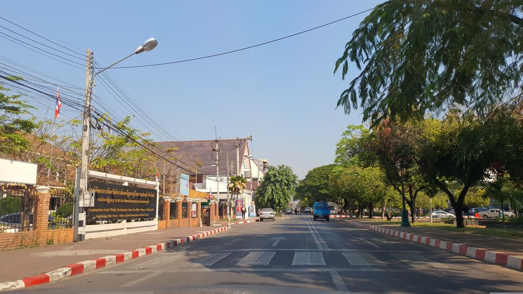 ภาพถนนตรงที่ ศูนย์พัฒนาการจัดสวัสดิการสังคมผู้สูงอายุบ้านธรรมปกรณ์ เชียงใหม่ ตั้งอยู่ ถ่ายโดย jrcarlsen พ.ศ. 2566 (2023) · A street-level view of where ศูนย์พัฒนาการจัดสวัสดิการสังคมผู้สูงอายุบ้านธรรมปกรณ์ เชียงใหม่ · Phatthana Kanchat Sawatdikan Sangkhom Phusungai Ban Tham Pakon Chiang Mai Centre stands, by jrcarlsen in 2566 (2023)