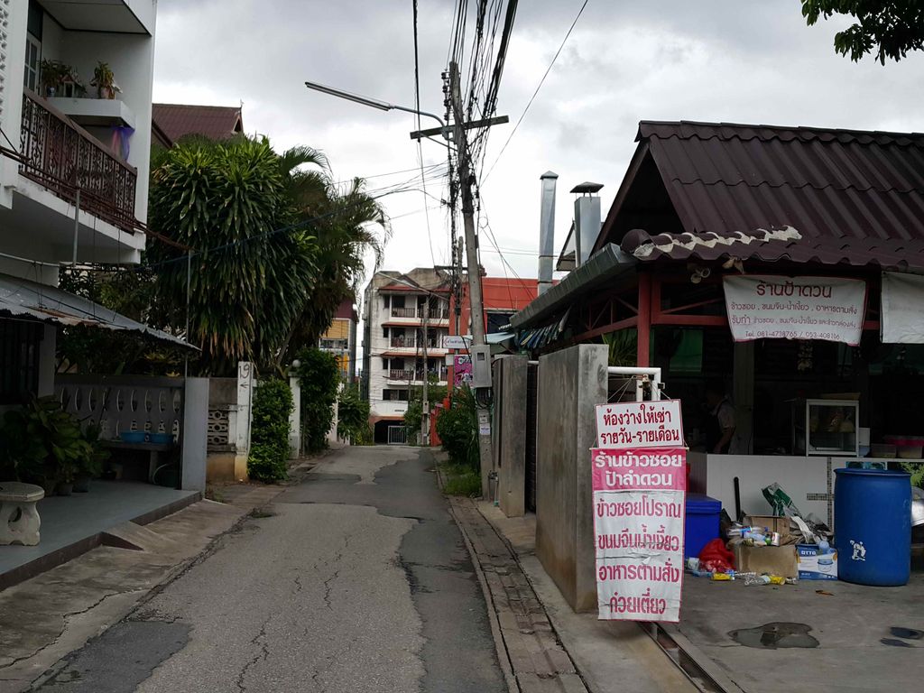 ภาพถนนตรงที่ ข้าวซอยป้าดวน ตั้งอยู่ ถ่ายโดย jrcarlsen พ.ศ. 2558 (2015) · A street-level view of where ข้าวซอยป้าดวน · Khao Soi Pa Duan stands, by jrcarlsen in 2558 (2015)