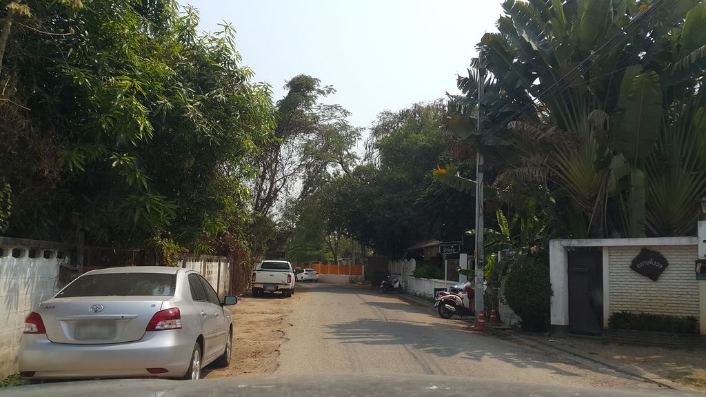 ภาพถนนตรงที่ ตำกันเอง ตั้งอยู่ ถ่ายโดย jrcarlsen พ.ศ. 2560 (2017) · A street-level view of where ตำกันเอง · Tamkaneng stands, by jrcarlsen in 2560 (2017)