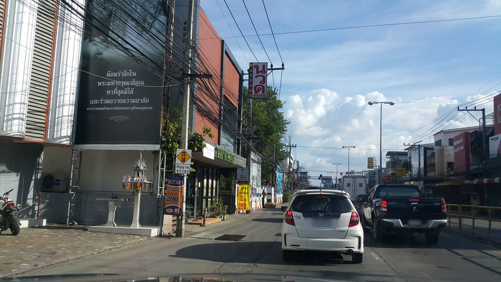 ภาพถนนตรงที่ ร้านซ่อมรองเท้าเสน่หา ตั้งอยู่ ถ่ายโดย jrcarlsen พ.ศ. 2560 (2017) · A street-level view of where ร้านซ่อมรองเท้าเสน่หา · Ran Somrongthao Senha stands, by jrcarlsen in 2560 (2017)