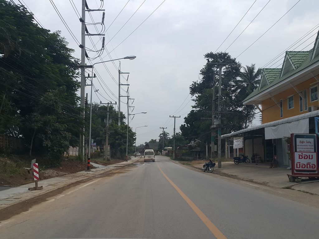 ภาพถนนตรงที่ Flash Home ตั้งอยู่ ถ่ายโดย jrcarlsen พ.ศ. 2558 (2015) · A street-level view of where Flash Home stands, by jrcarlsen in 2558 (2015)