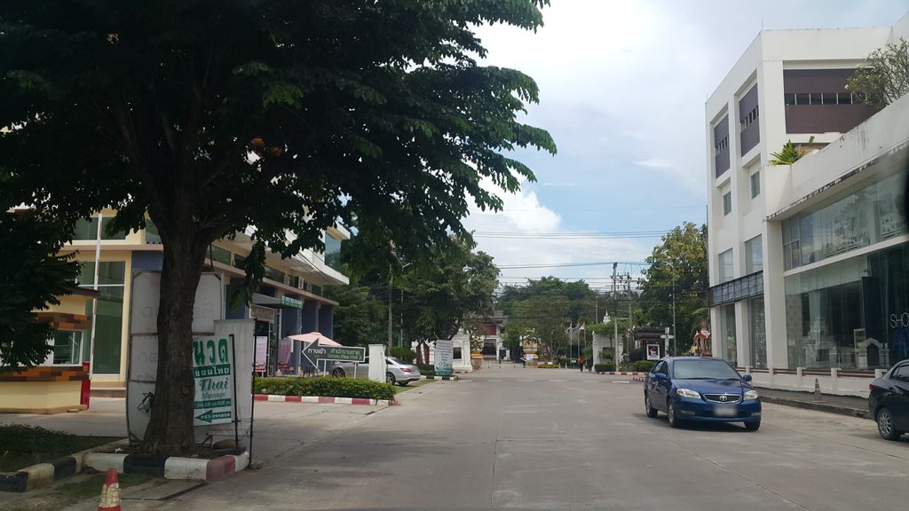 ภาพถนนตรงที่ 台灣三寶在清邁 ตั้งอยู่ ถ่ายโดย jrcarlsen พ.ศ. 2559 (2016) · A street-level view of where 台灣三寶在清邁 stands, by jrcarlsen in 2559 (2016)