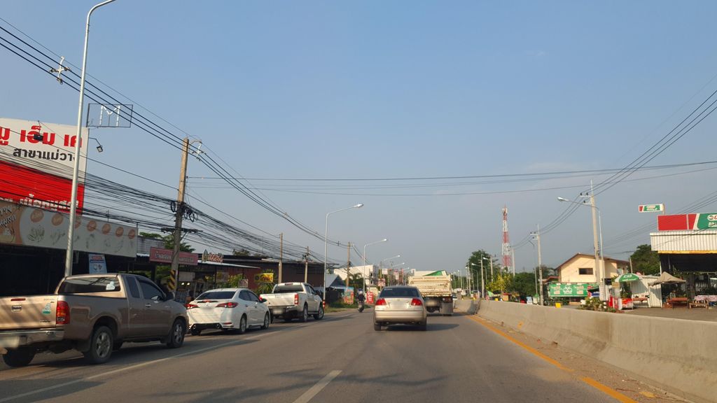 ภาพถนนตรงที่ ตลาดหมู เอ็ม เค สาขาแม่วาง ตั้งอยู่ ถ่ายโดย jrcarlsen พ.ศ. 2565 (2022) · A street-level view of where ตลาดหมู เอ็ม เค สาขาแม่วาง · Mu Em Khe Sakha Mae Wang Market stands, by jrcarlsen in 2565 (2022)