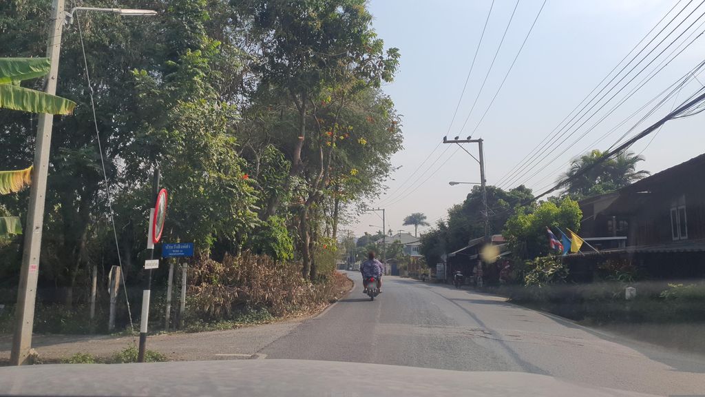 ภาพถนนตรงที่ Meeyoungpao Office ตั้งอยู่ ถ่ายโดย jrcarlsen พ.ศ. 2566 (2023) · A street-level view of where Meeyoungpao Office stands, by jrcarlsen in 2566 (2023)