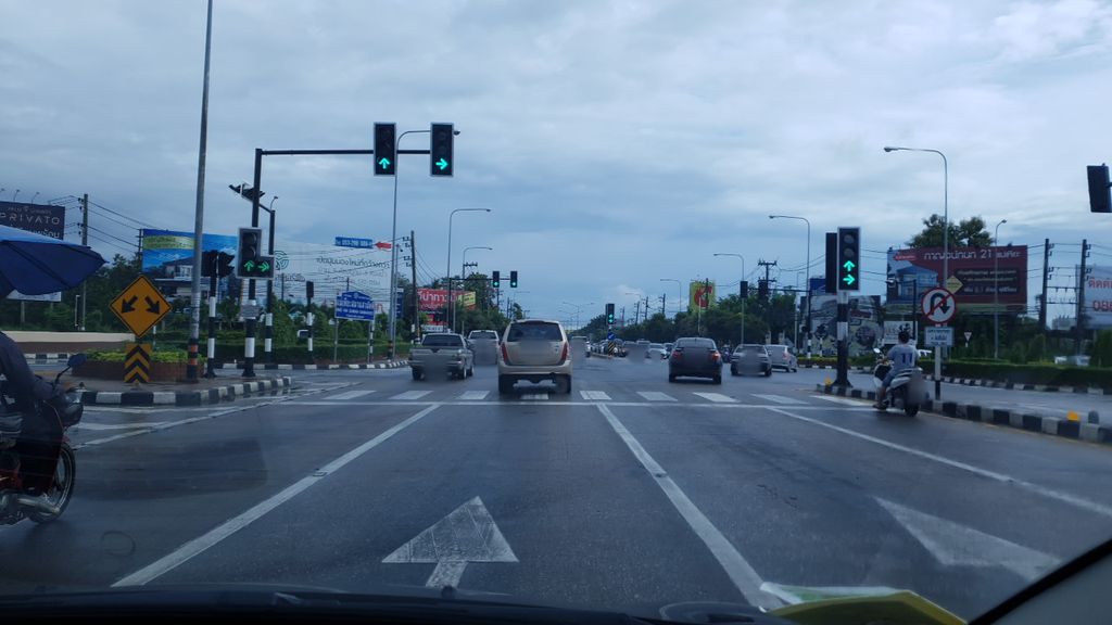 ภาพถนนตรงที่ วัตสัน ตั้งอยู่ ถ่ายโดย silamanee พ.ศ. 2561 (2018) · A street-level view of where วัตสัน · Watsons stands, by silamanee in 2561 (2018)