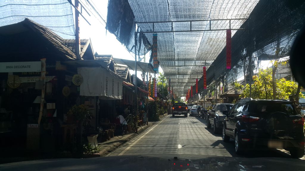 ภาพถนนตรงที่ ร้านพงษ์จันทร์อาร์ต บ้านถวาย ตั้งอยู่ ถ่ายโดย jrcarlsen พ.ศ. 2562 (2019) · A street-level view of where ร้านพงษ์จันทร์อาร์ต บ้านถวาย · Ran Phong Chan Art Ban Thawai stands, by jrcarlsen in 2562 (2019)