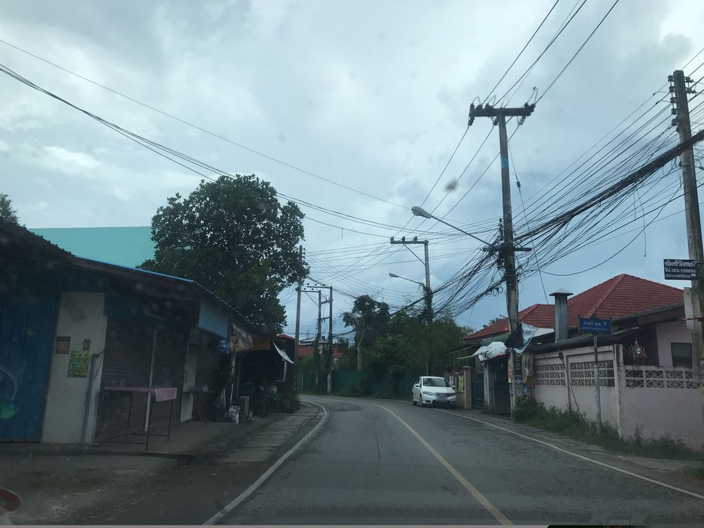 ภาพถนนตรงที่ เสริมสวย ริวคิ บิวตี้ ตั้งอยู่ ถ่ายโดย prasert พ.ศ. 2561 (2018) · A street-level view of where เสริมสวย ริวคิ บิวตี้ · Soemsuai Riokhi Beauty stands, by prasert in 2561 (2018)