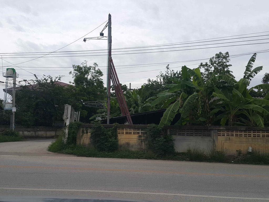 ภาพถนนตรงที่ บ้านบุรีทาน่า ตั้งอยู่ ถ่ายโดย jrcarlsen พ.ศ. 2558 (2015) · A street-level view of where บ้านบุรีทาน่า · Ban Buri Tha Na stands, by jrcarlsen in 2558 (2015)