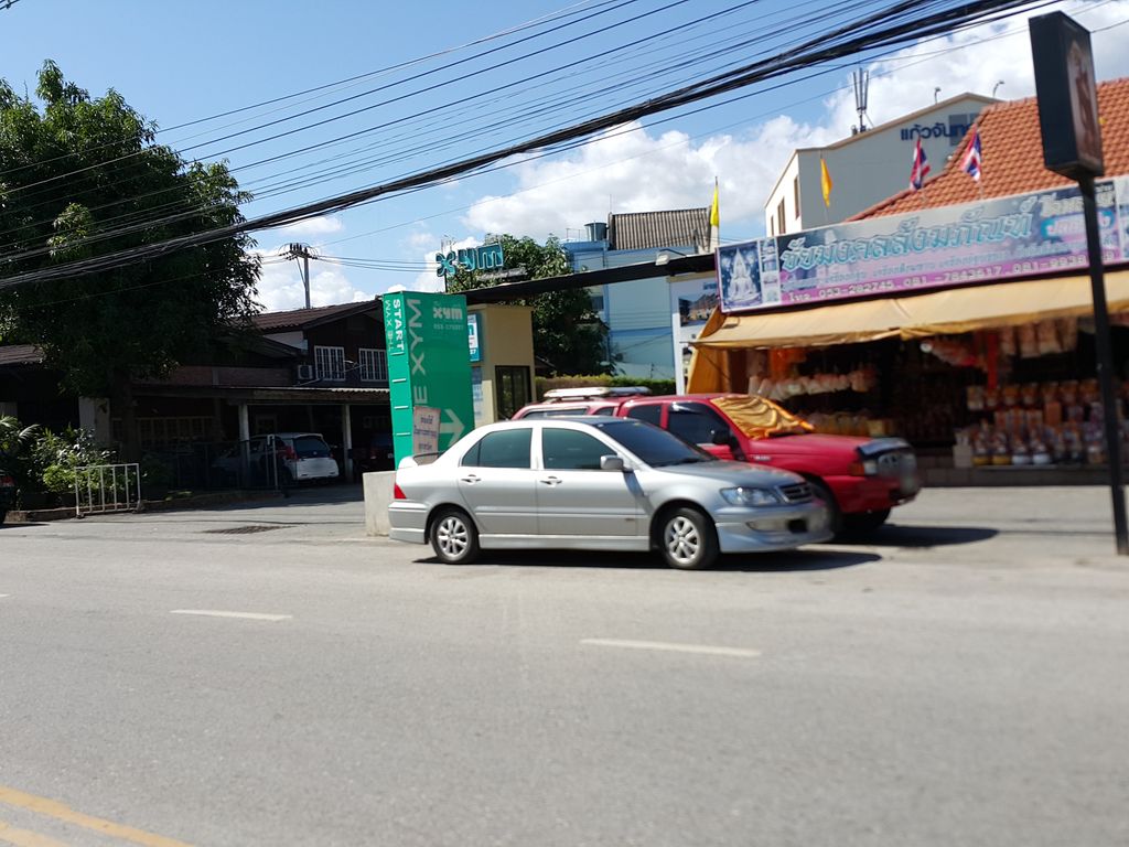 ภาพถนนตรงที่ หายยา การ์เด้น ตั้งอยู่ ถ่ายโดย jrcarlsen พ.ศ. 2558 (2015) · A street-level view of where หายยา การ์เด้น · Haiya Garden stands, by jrcarlsen in 2558 (2015)