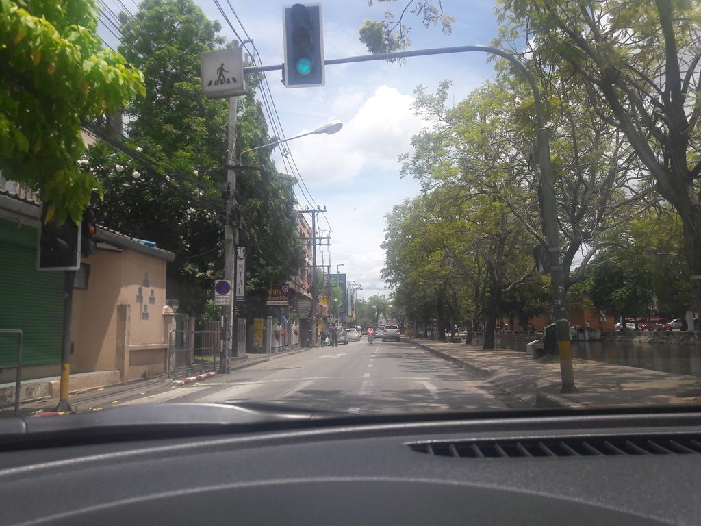 ภาพถนนตรงที่ Amora Spa ตั้งอยู่ ถ่ายโดย ratchaphat พ.ศ. 2561 (2018) · A street-level view of where Amora Spa stands, by ratchaphat in 2561 (2018)