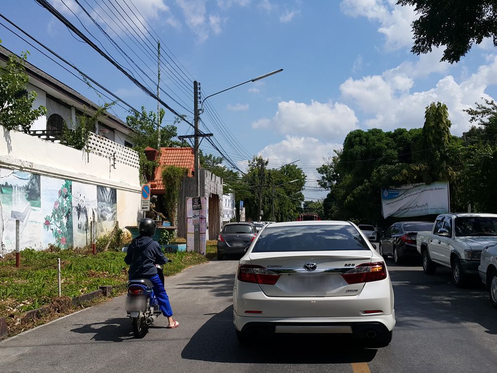 ภาพถนนตรงที่ Jungala House ตั้งอยู่ ถ่ายโดย jrcarlsen พ.ศ. 2558 (2015) · A street-level view of where Jungala House stands, by jrcarlsen in 2558 (2015)