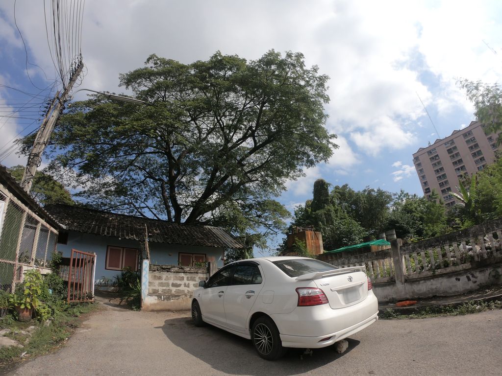 ภาพถนนตรงที่ ขนมจีบ ทองมี ตั้งอยู่ ถ่ายโดย chanuwath_grab พ.ศ. 2562 (2019) · A street-level view of where ขนมจีบ ทองมี · Khanomchip Thong Mi stands, by chanuwath_grab in 2562 (2019)