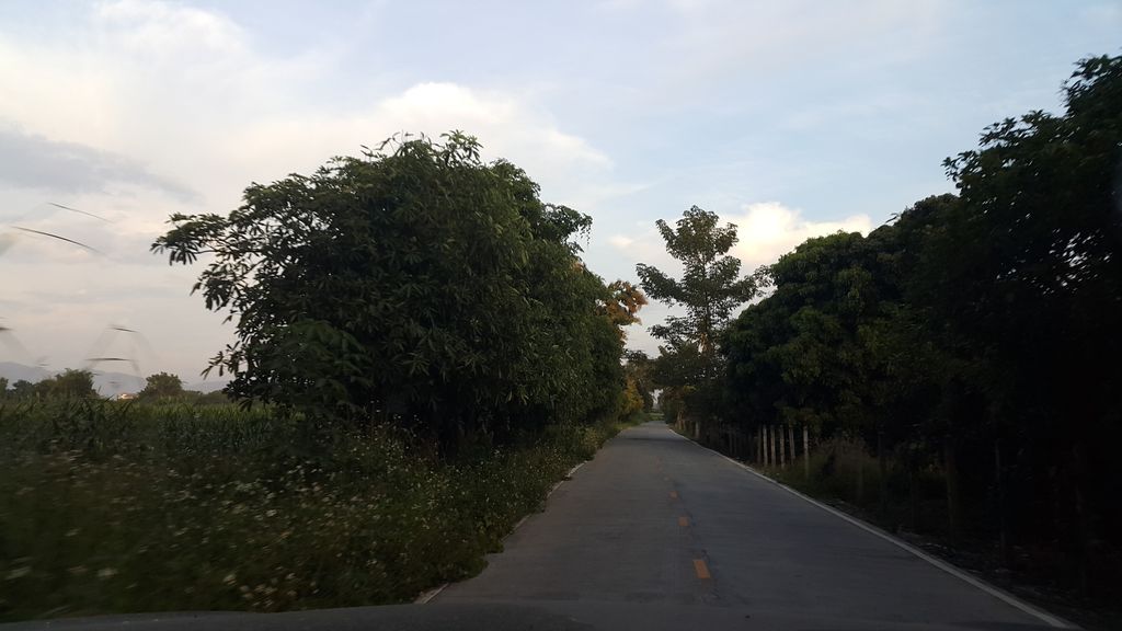 ภาพถนนตรงที่ Madam Bow Coffee ขัวสูง ตั้งอยู่ ถ่ายโดย jrcarlsen พ.ศ. 2559 (2016) · A street-level view of where Madam Bow Coffee ขัวสูง stands, by jrcarlsen in 2559 (2016)