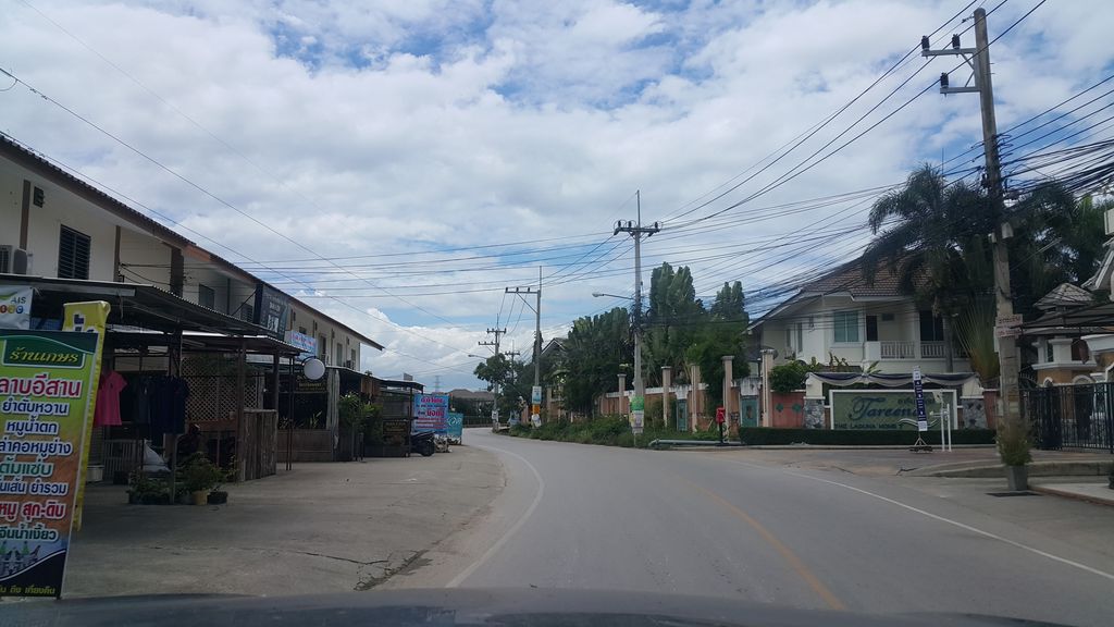 ภาพถนนตรงที่ บ้านป่า พิชามญชุ์ เดอะลากูนน่าโฮม โครงการธารีน่า เฟส7 ตั้งอยู่ ถ่ายโดย jrcarlsen พ.ศ. 2560 (2017) · A street-level view of where บ้านป่า พิชามญชุ์ เดอะลากูนน่าโฮม โครงการธารีน่า เฟส7 · Ban Pa Phichamya The Lakunnahom Khrongkan Thari Na Fet7 stands, by jrcarlsen in 2560 (2017)