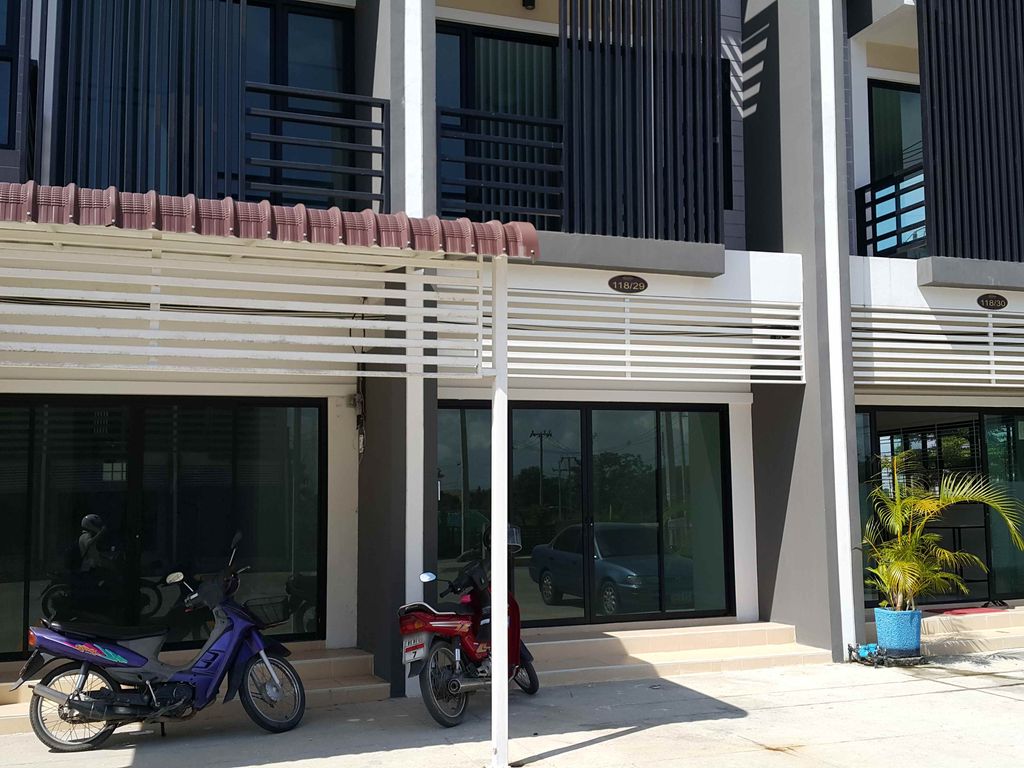 ภาพถนนตรงที่ อสึกะ ร้านอาหารญี่ปุ่น ตั้งอยู่ ถ่ายโดย jrcarlsen พ.ศ. 2558 (2015) · A street-level view of where อสึกะ ร้านอาหารญี่ปุ่น · Asueka Ran Ahanyipun stands, by jrcarlsen in 2558 (2015)