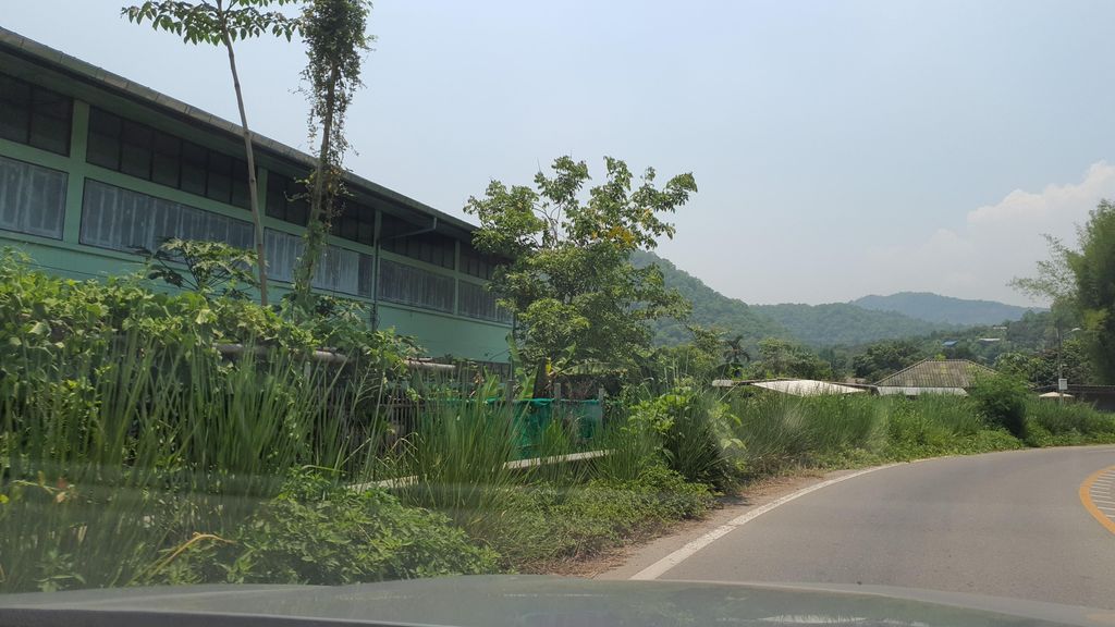 ภาพถนนตรงที่ ดอยกอม ตั้งอยู่ ถ่ายโดย jrcarlsen พ.ศ. 2565 (2022) · A street-level view of where ดอยกอม · Doi Kom stands, by jrcarlsen in 2565 (2022)