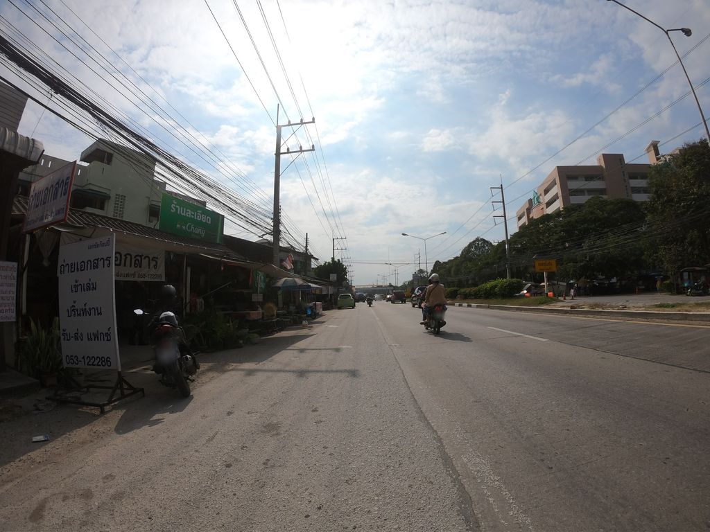 ภาพถนนตรงที่ ครัวแม่เอียด ตั้งอยู่ ถ่ายโดย chanuwath_grab พ.ศ. 2562 (2019) · A street-level view of where ครัวแม่เอียด · Khruamaeiat stands, by chanuwath_grab in 2562 (2019)