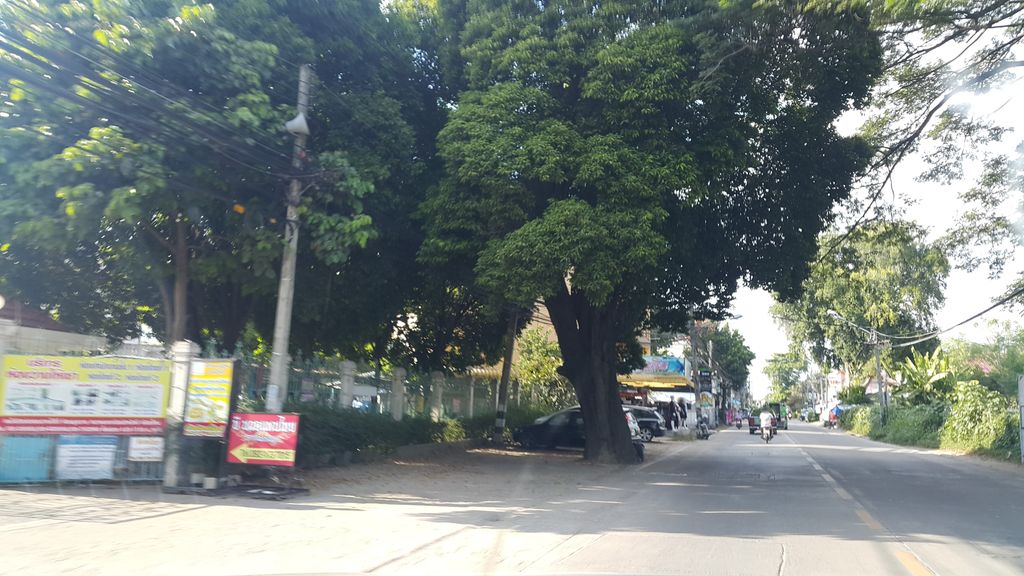 ภาพถนนตรงที่ KCM Center ตั้งอยู่ ถ่ายโดย jrcarlsen พ.ศ. 2559 (2016) · A street-level view of where KCM Center stands, by jrcarlsen in 2559 (2016)