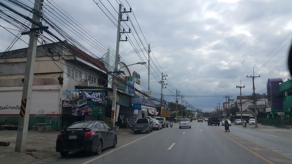 ภาพถนนตรงที่ ช่างชอบการไฟฟ้า ตั้งอยู่ ถ่ายโดย jrcarlsen พ.ศ. 2561 (2018) · A street-level view of where ช่างชอบการไฟฟ้า · Chang Chop Kanfaifa stands, by jrcarlsen in 2561 (2018)