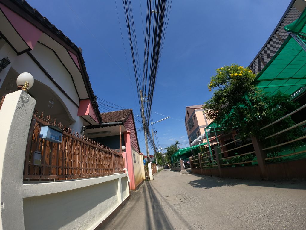 ภาพถนนตรงที่ รับสร้างบ้านเชียงใหม่ by ณลชนะ วิศวกิจ ตั้งอยู่ ถ่ายโดย chanuwath_grab พ.ศ. 2562 (2019) · A street-level view of where รับสร้างบ้านเชียงใหม่ by ณลชนะ วิศวกิจ · Rapsangban Chiang Mai By Nalotna Wisokit stands, by chanuwath_grab in 2562 (2019)