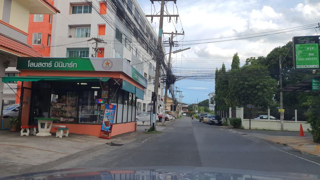 ภาพถนนตรงที่ สหัทญาแมนชั่น ตั้งอยู่ ถ่ายโดย jrcarlsen พ.ศ. 2565 (2022) · A street-level view of where สหัทญาแมนชั่น · Sahatya Mansion stands, by jrcarlsen in 2565 (2022)
