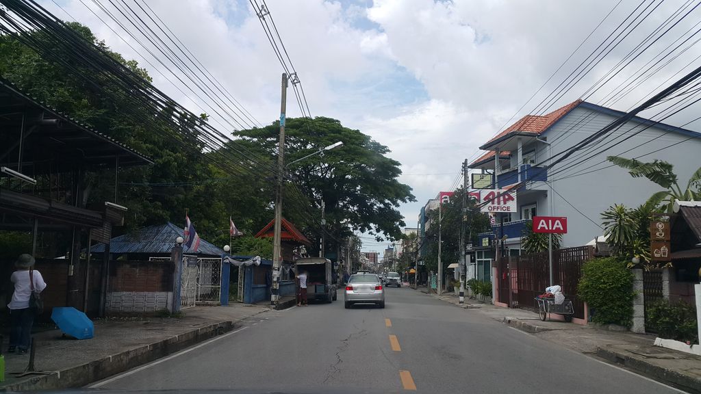 ภาพถนนตรงที่ สวนผักปลอดสารบ้านน้องแฝด ตั้งอยู่ ถ่ายโดย jrcarlsen พ.ศ. 2560 (2017) · A street-level view of where สวนผักปลอดสารบ้านน้องแฝด · Phakpalotsan Ban Nong Faet Garden stands, by jrcarlsen in 2560 (2017)