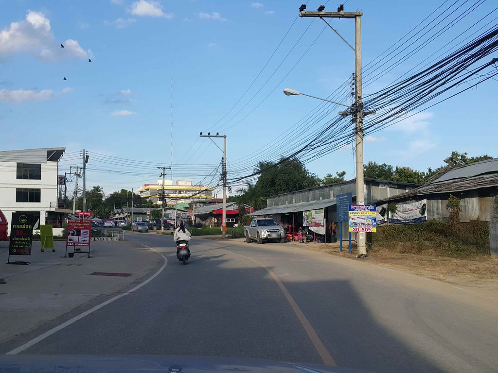 ภาพถนนตรงที่ ซีเอ็นคอมพิวเตอร์แอนด์เซอร์วิส ตั้งอยู่ ถ่ายโดย jrcarlsen พ.ศ. 2558 (2015) · A street-level view of where ซีเอ็นคอมพิวเตอร์แอนด์เซอร์วิส · C En Computer & Service stands, by jrcarlsen in 2558 (2015)