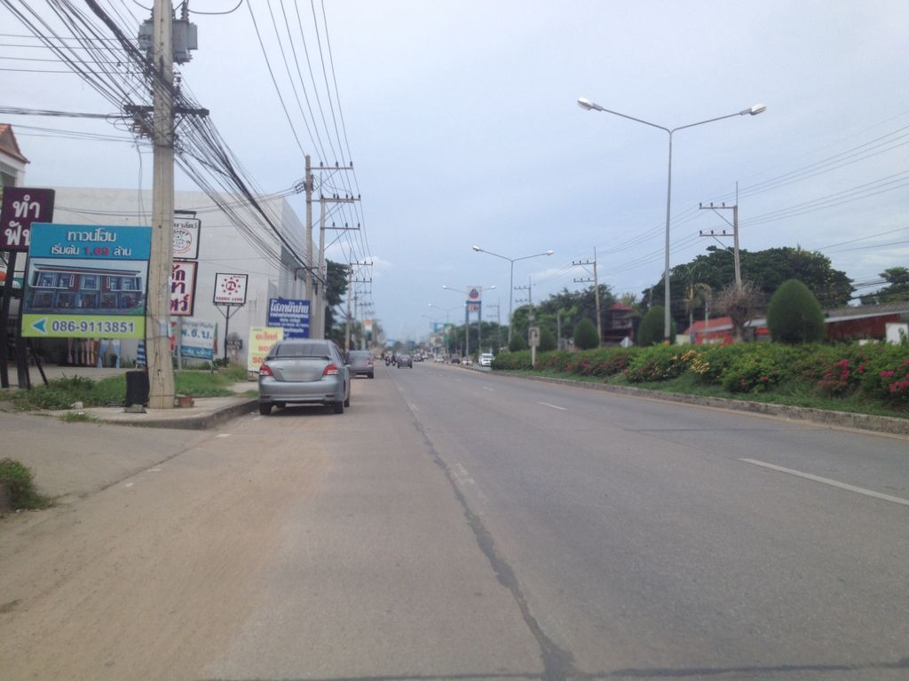 ภาพถนนตรงที่ ห้างทองนริศรา ตั้งอยู่ ถ่ายโดย jimwatana พ.ศ. 2558 (2015) · A street-level view of where ห้างทองนริศรา · Hangthong Narisa stands, by jimwatana in 2558 (2015)
