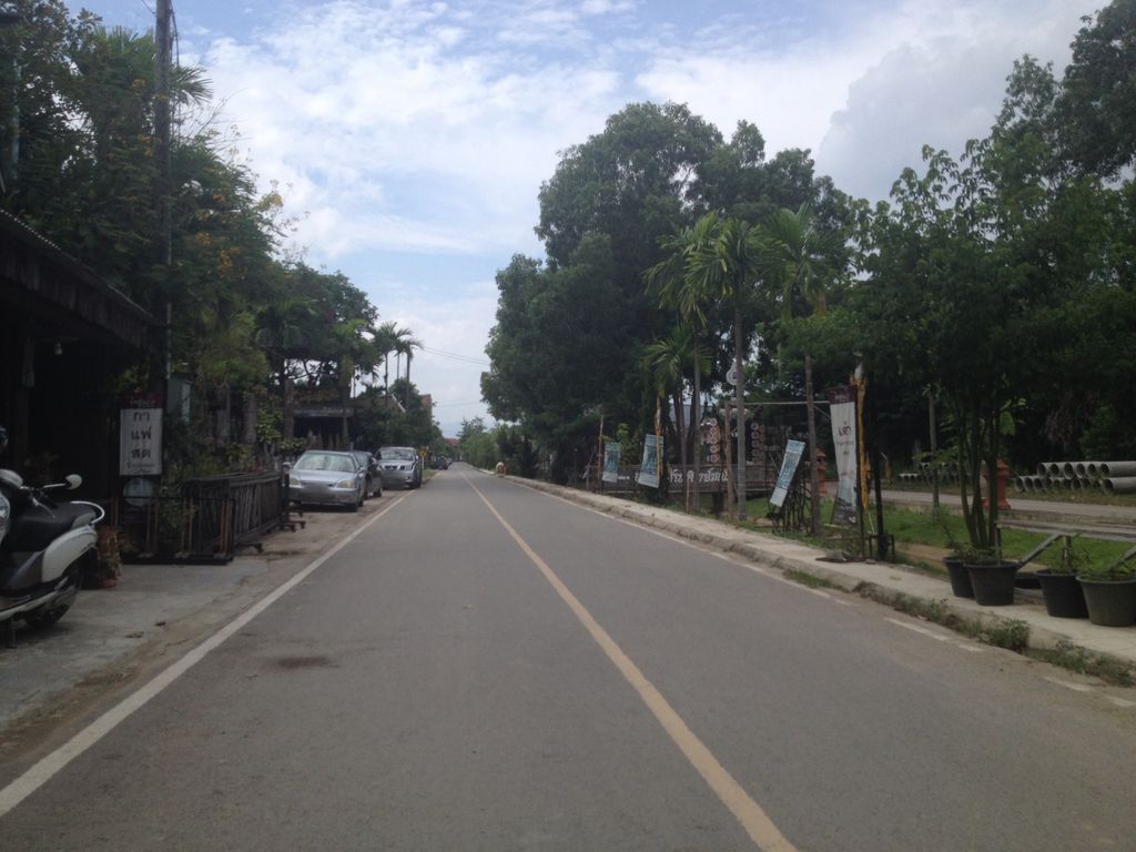 ภาพถนนตรงที่ ร้านพันทองแกะสลัก บ้านถวายรับแกะสลักไม้ จำหน่ายและรับทำเฟอร์นิเจอร์ไม้ ตั้งอยู่ ถ่ายโดย jimwatana พ.ศ. 2558 (2015) · A street-level view of where ร้านพันทองแกะสลัก บ้านถวายรับแกะสลักไม้ จำหน่ายและรับทำเฟอร์นิเจอร์ไม้ · Ran Phan Thong Kaesalak Ban Thawai Rap Kaesalak Mai Chamnai Lae Raptham Furniture Mai stands, by jimwatana in 2558 (2015)