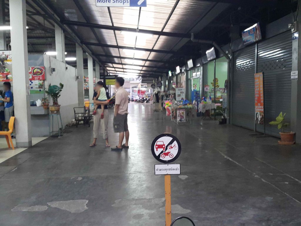 ภาพถนนตรงที่ Pizzapt ตั้งอยู่ ถ่ายโดย jrcarlsen พ.ศ. 2558 (2015) · A street-level view of where Pizzapt stands, by jrcarlsen in 2558 (2015)