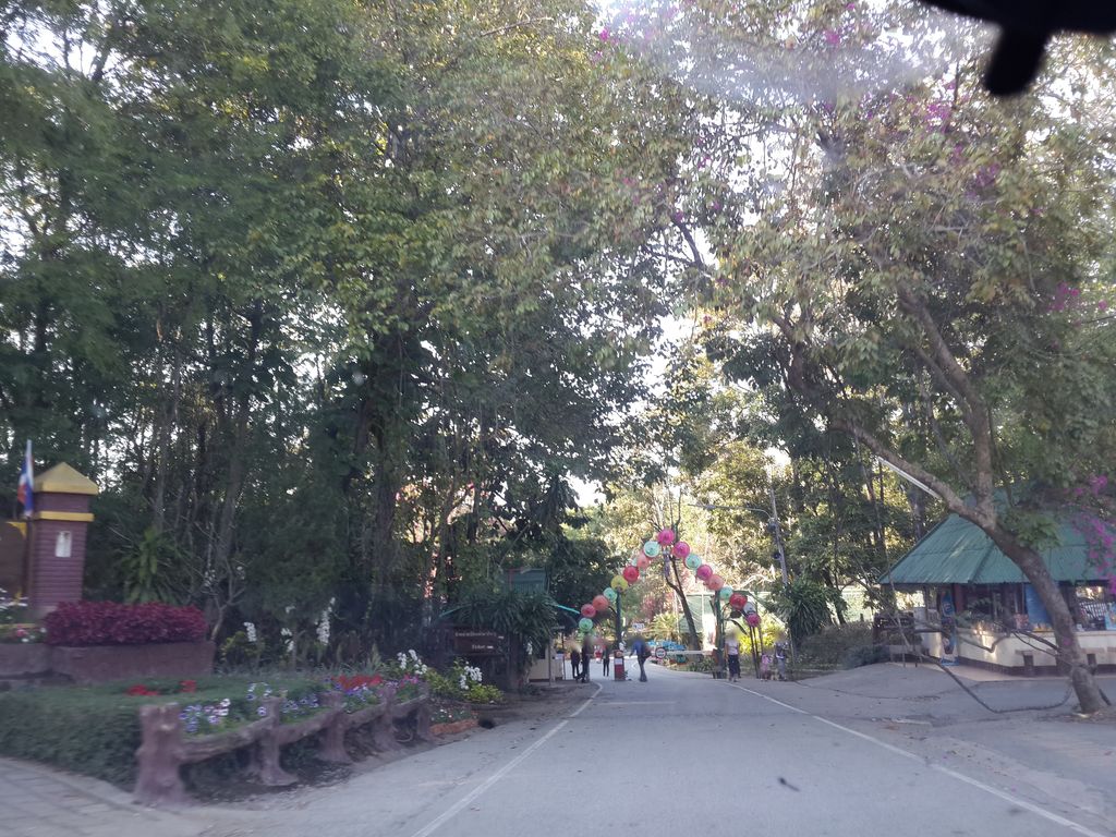 ภาพถนนตรงที่ น้ำพุร้อนสันกำแพง ตั้งอยู่ ถ่ายโดย mishari พ.ศ. 2558 (2015) · A street-level view of where น้ำพุร้อนสันกำแพง · Nam Phu Ron San Kamphaeng stands, by mishari in 2558 (2015)