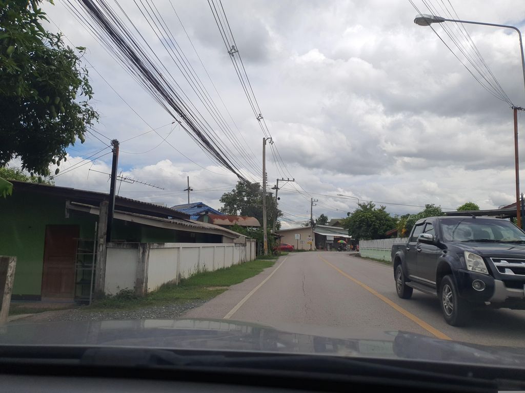 ภาพถนนตรงที่ ลาบเมืองลวง ตั้งอยู่ ถ่ายโดย jrcarlsen พ.ศ. 2566 (2023) · A street-level view of where ลาบเมืองลวง · Lapmueangluang stands, by jrcarlsen in 2566 (2023)