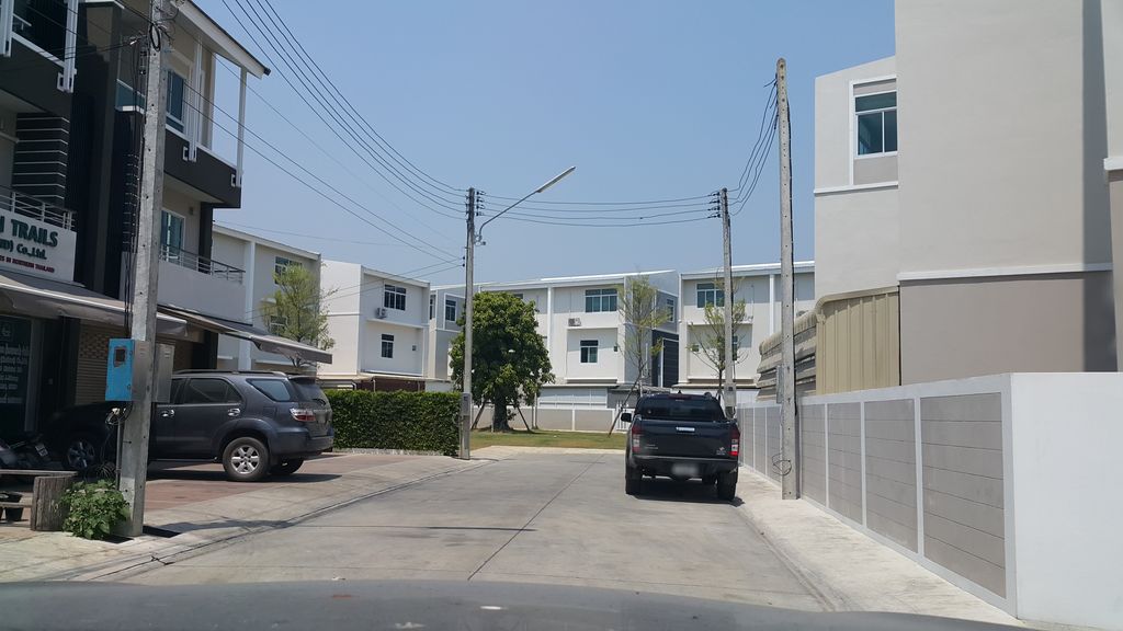 ภาพถนนตรงที่ Dr. Atikun Limsukon's Office ตั้งอยู่ ถ่ายโดย jrcarlsen พ.ศ. 2560 (2017) · A street-level view of where Dr. Atikun Limsukon's Office stands, by jrcarlsen in 2560 (2017)
