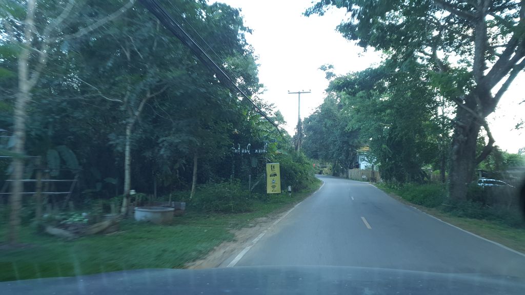 ภาพถนนตรงที่ Hug Chiang Dao ตั้งอยู่ ถ่ายโดย jrcarlsen พ.ศ. 2562 (2019) · A street-level view of where Hug Chiang Dao stands, by jrcarlsen in 2562 (2019)