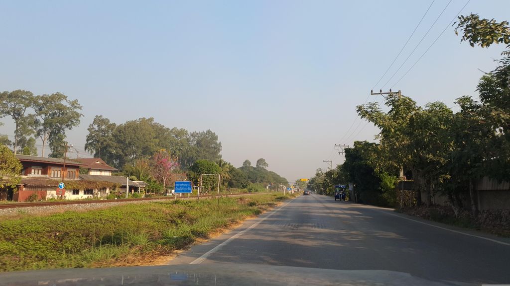 ภาพถนนตรงที่ น้ำดื่มประทานทิพย์ ตั้งอยู่ ถ่ายโดย jrcarlsen พ.ศ. 2566 (2023) · A street-level view of where น้ำดื่มประทานทิพย์ · Nam Duem Prathan Thip stands, by jrcarlsen in 2566 (2023)