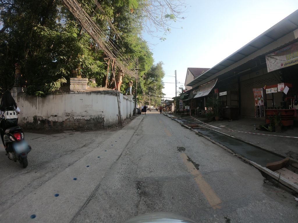 ภาพถนนตรงที่ สุวิทสูทเชียงใหม่ ตั้งอยู่ ถ่ายโดย chanuwath_grab พ.ศ. 2562 (2019) · A street-level view of where สุวิทสูทเชียงใหม่ · Su Wit Suite Chiang Mai stands, by chanuwath_grab in 2562 (2019)