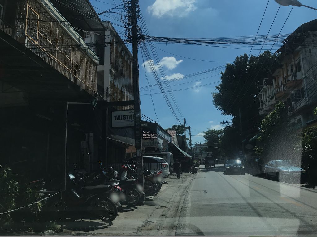 ภาพถนนตรงที่ Buddy Kitchen ตั้งอยู่ ถ่ายโดย prasert พ.ศ. 2561 (2018) · A street-level view of where Buddy Kitchen stands, by prasert in 2561 (2018)