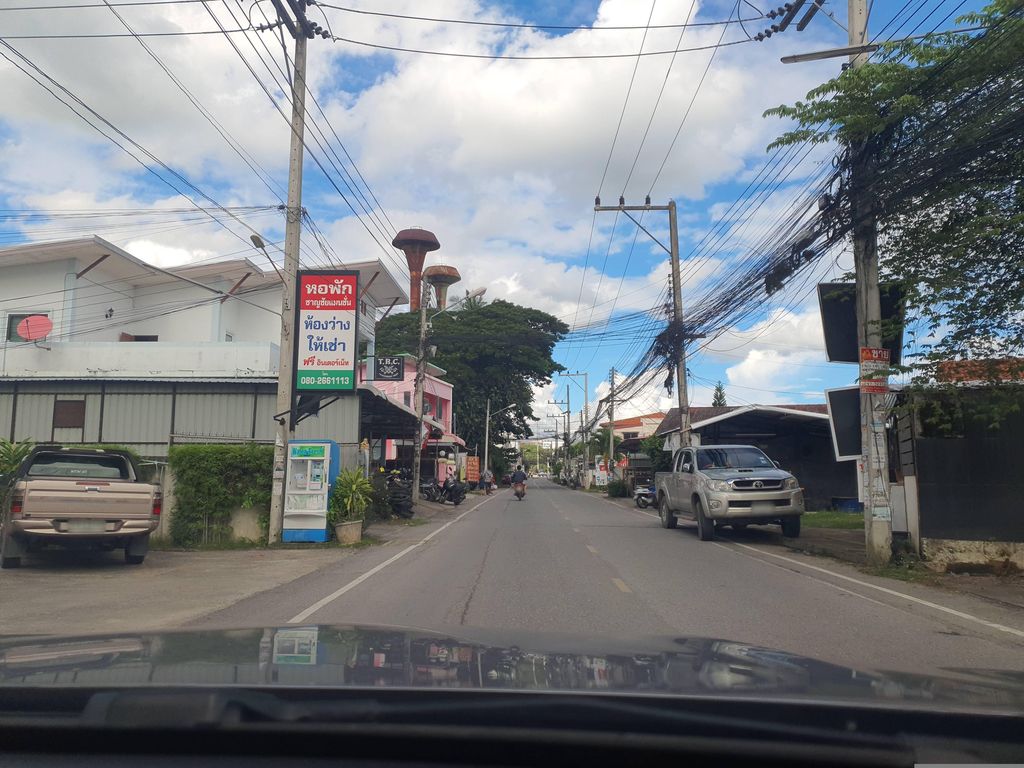 ภาพถนนตรงที่ ชาญชัย แมนชั่น ตั้งอยู่ ถ่ายโดย jrcarlsen พ.ศ. 2566 (2023) · A street-level view of where ชาญชัย แมนชั่น · Chanchai Mansion stands, by jrcarlsen in 2566 (2023)