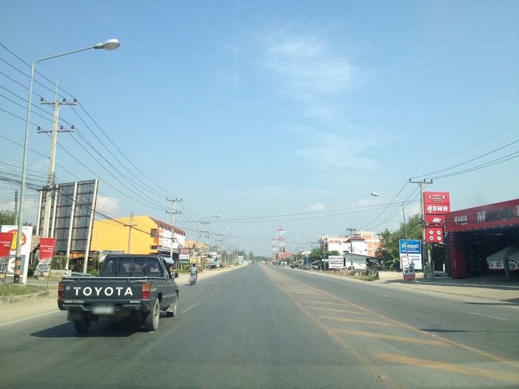 ภาพถนนตรงที่ ปั๊มเชลล์ฮอด ตั้งอยู่ ถ่ายโดย jimwatana พ.ศ. 2558 (2015) · A street-level view of where ปั๊มเชลล์ฮอด · Shell Hot Filling station stands, by jimwatana in 2558 (2015)