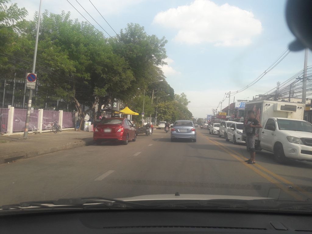 ภาพถนนตรงที่ เตี๋ยวนะ ตั้งอยู่ ถ่ายโดย noochjaree พ.ศ. 2561 (2018) · A street-level view of where เตี๋ยวนะ · Tiaona stands, by noochjaree in 2561 (2018)