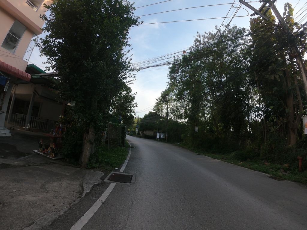 ภาพถนนตรงที่ NL Lashes ตั้งอยู่ ถ่ายโดย chanuwath_grab พ.ศ. 2562 (2019) · A street-level view of where NL Lashes stands, by chanuwath_grab in 2562 (2019)